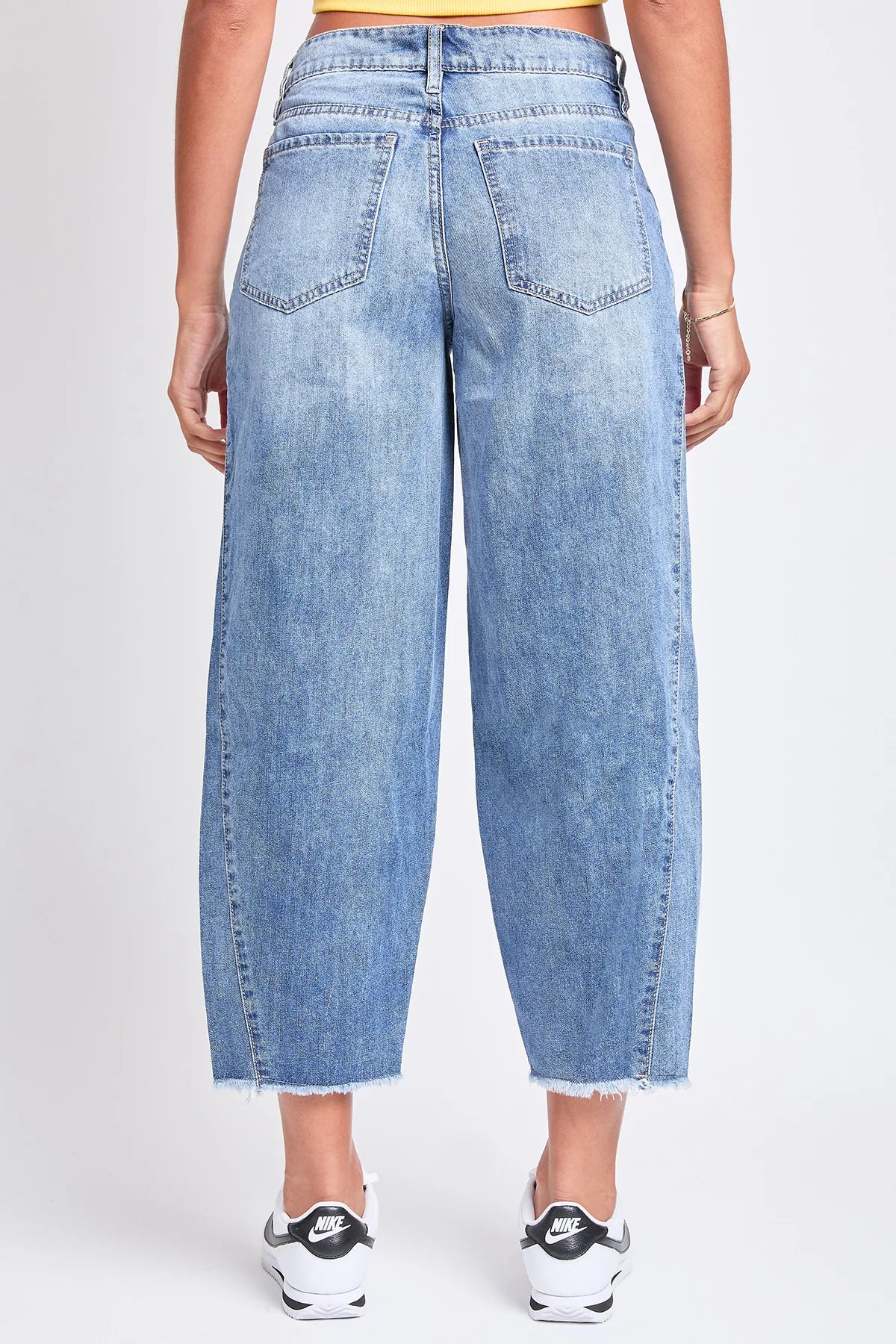 Baggy Cropped Frayed Barrel Jeans