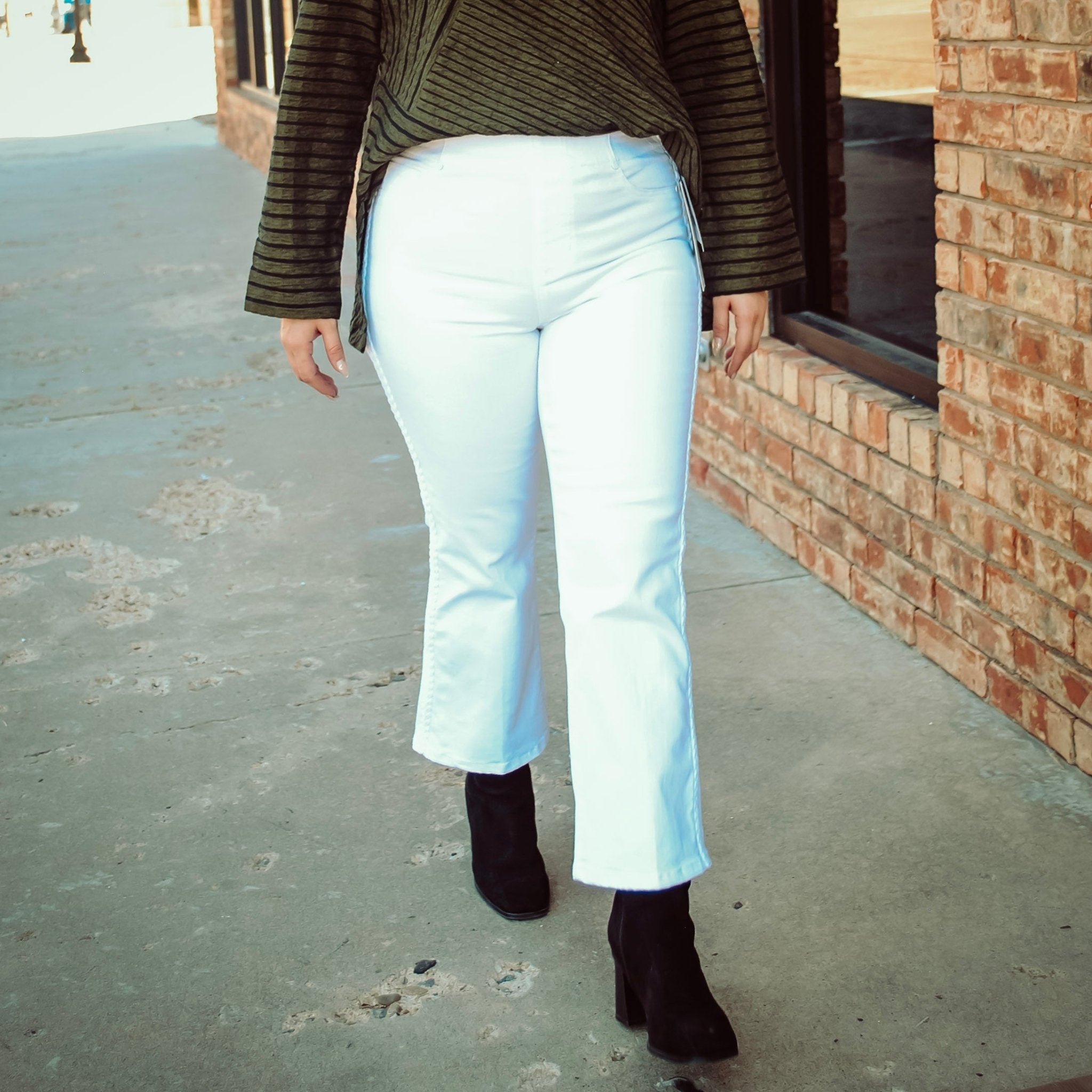 LIVERPOOL PULL - ON CHLOE CROP FLARE JEANS - The Bronze Butterfly