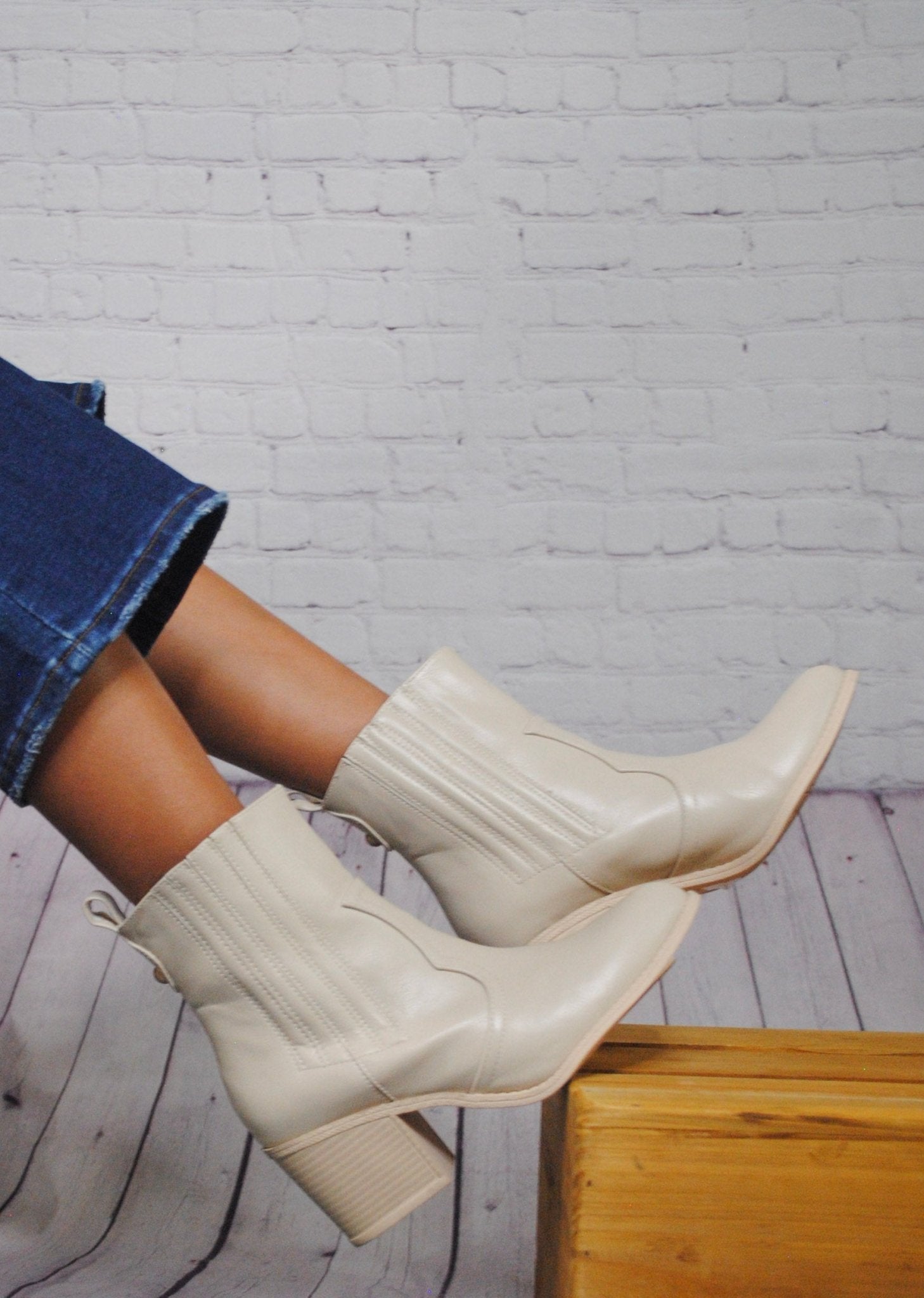 Women's Wo's U SEE Bootie - DIRTY LAUNDRY - The Bronze Butterfly